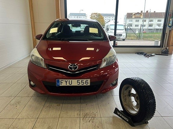 Toyota Yaris 3 of 10