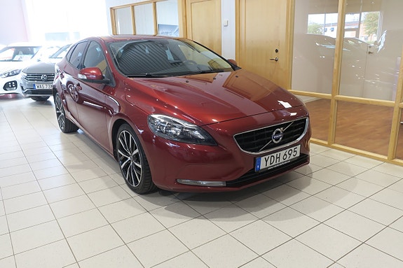 Volvo V40 2 of 12