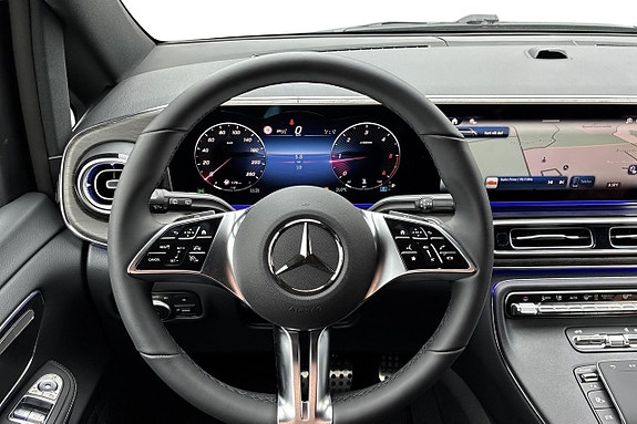Mercedes-Benz V300 7 of 26