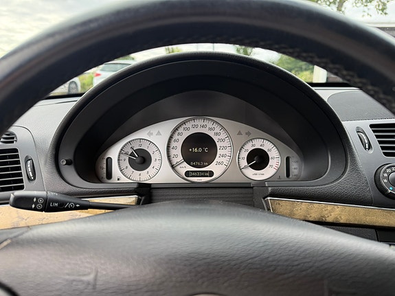 Mercedes-Benz E200 4 of 8