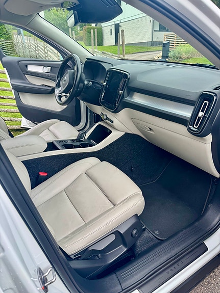Volvo XC40 4 of 6