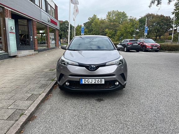 Toyota C-HR 3 of 10