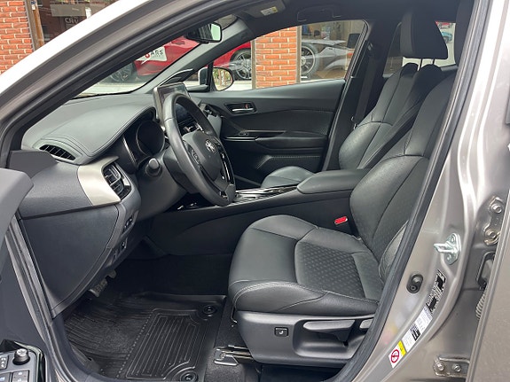 Toyota C-HR 7 of 10