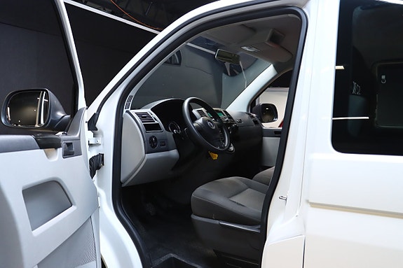 Volkswagen Caravelle 8 of 25