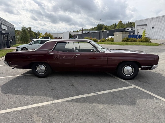 Ford Galaxie 4 of 18