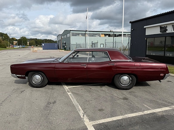 Ford Galaxie 8 of 18