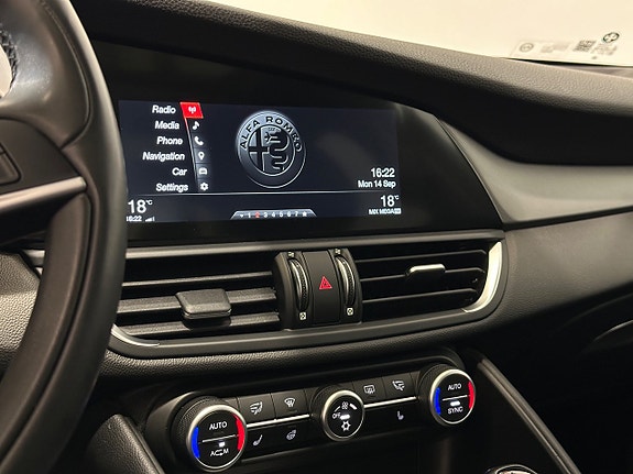Alfa Romeo Giulia 14 of 26