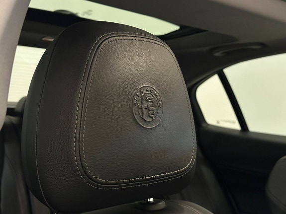 Alfa Romeo Giulia 11 of 26