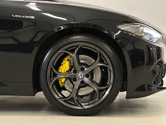 Alfa Romeo Giulia 2 of 26