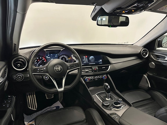 Alfa Romeo Giulia 24 of 26