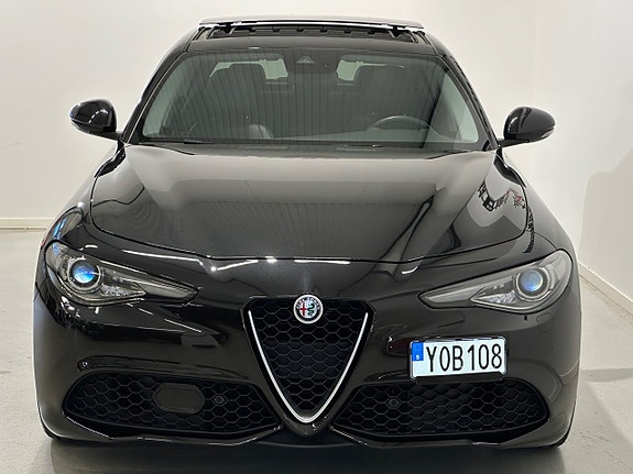 Alfa Romeo Giulia 21 of 26