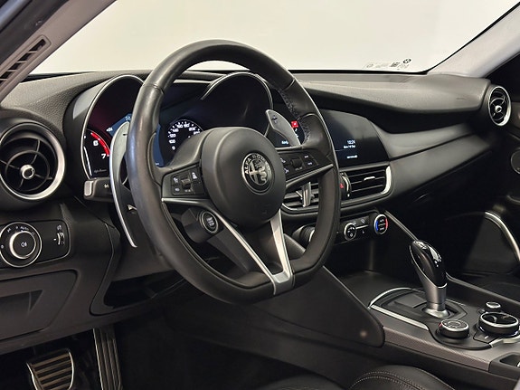 Alfa Romeo Giulia 17 of 26