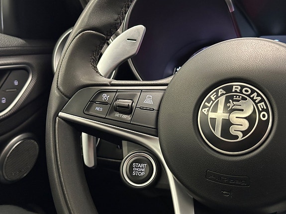Alfa Romeo Giulia 18 of 26