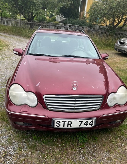 Mercedes-Benz C200 2 of 5