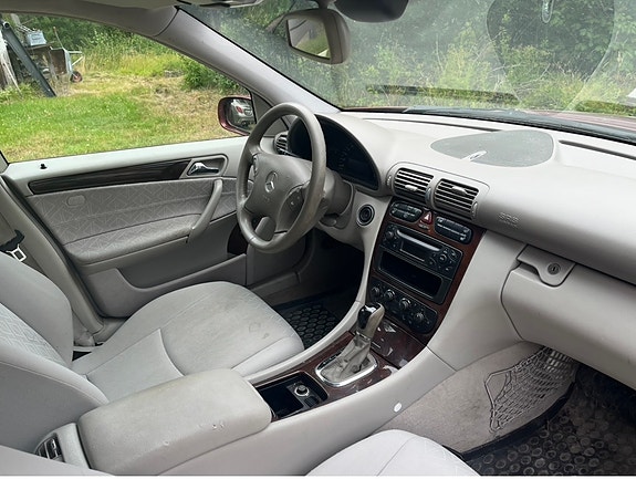 Mercedes-Benz C200 4 of 5