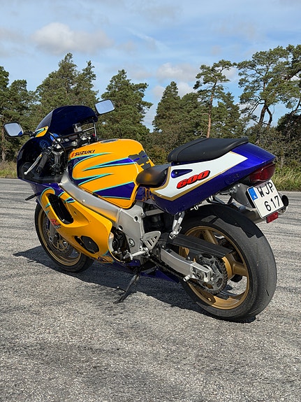 Suzuki GSXR 600 3 of 4