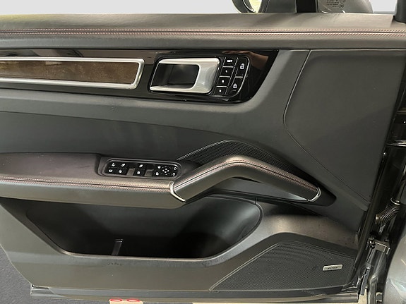 Porsche Cayenne 12 of 30
