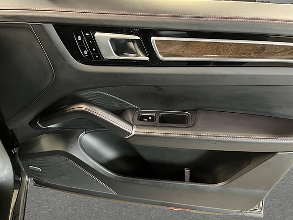 Porsche Cayenne 19 of 30