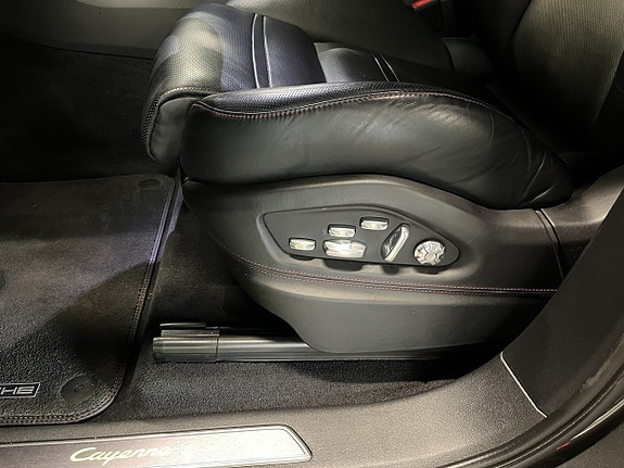 Porsche Cayenne 18 of 30