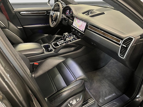 Porsche Cayenne 17 of 30