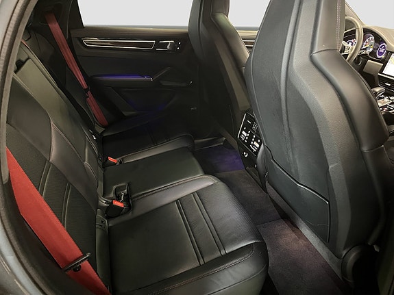 Porsche Cayenne 16 of 30