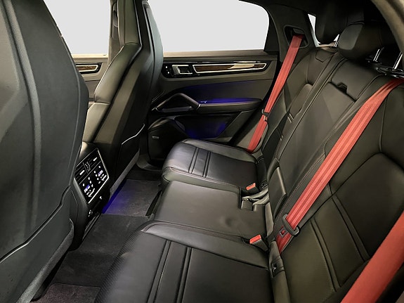 Porsche Cayenne 14 of 30