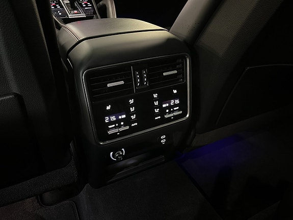 Porsche Cayenne 15 of 30