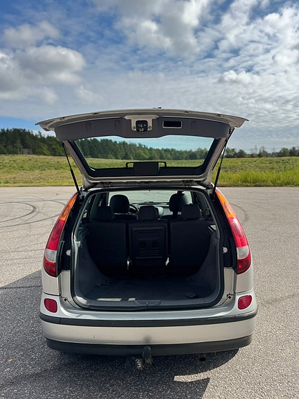 Nissan Almera Tino 6 of 7