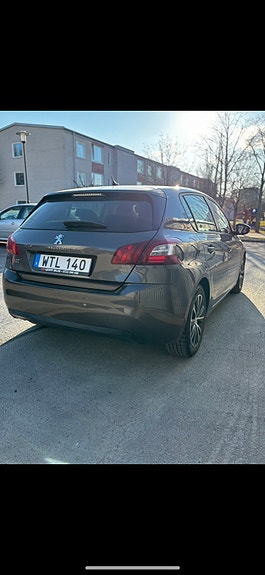 Peugeot 308 2 of 5
