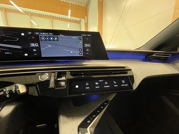Peugeot e-5008 15 of 20