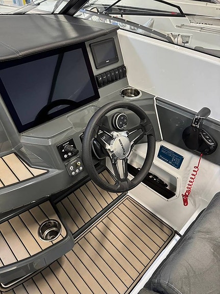 Yamarin 67 DC+F225XCB  Premium Edition 4 of 12