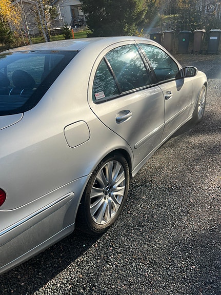 Mercedes-Benz E280 4 of 6