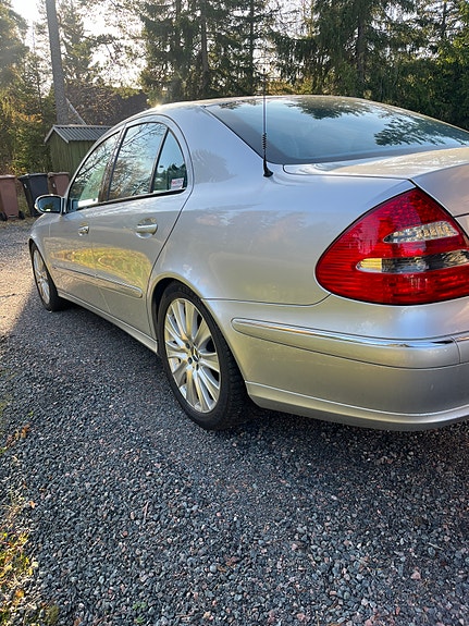 Mercedes-Benz E280 3 of 6