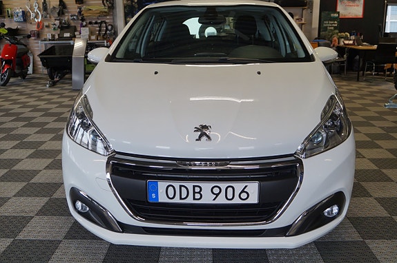 Peugeot 208 2 of 6