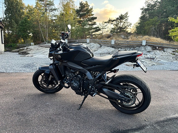 Yamaha MT-09 4 of 8