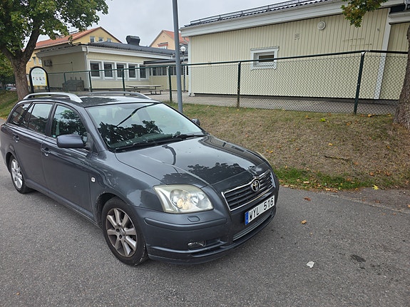 Toyota Avensis 2 of 4