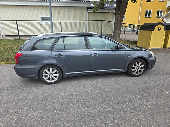 Toyota Avensis 3 of 4