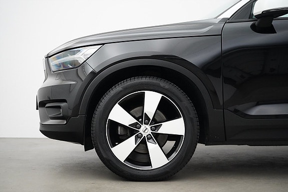Volvo XC40 2 of 23