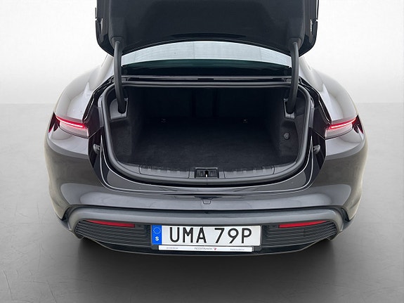 Porsche Taycan 9 of 30