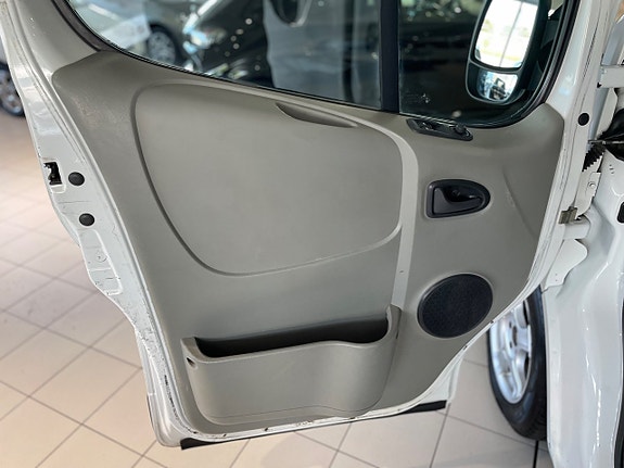 Opel Vivaro 14 of 16