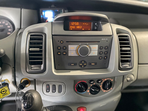 Opel Vivaro 12 of 16