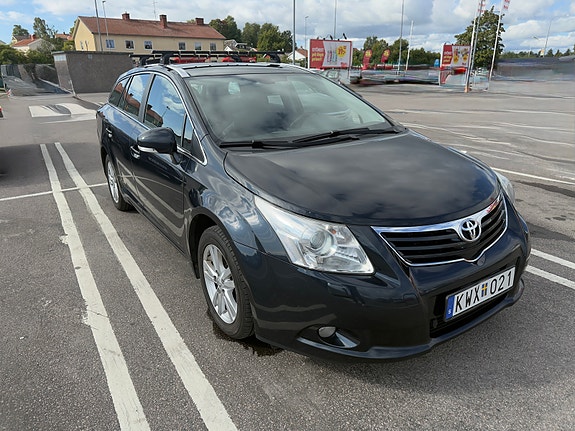 Toyota Avensis 2 of 19