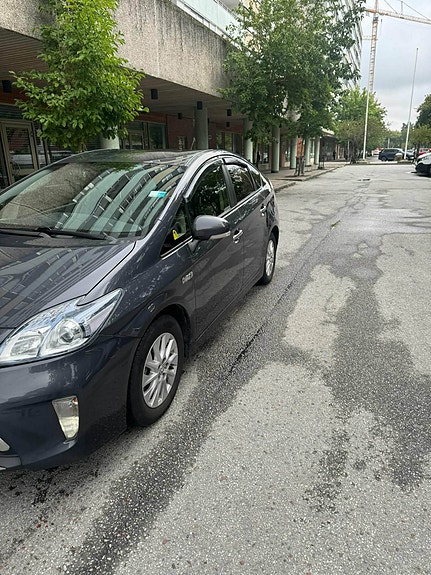 Toyota Prius Plug-in Hybrid 6 of 10