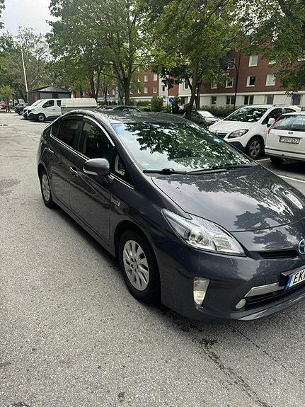 Toyota Prius Plug-in Hybrid 4 of 10