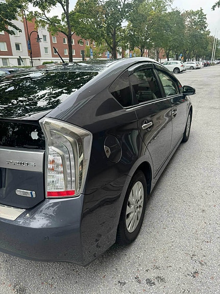 Toyota Prius Plug-in Hybrid 3 of 10