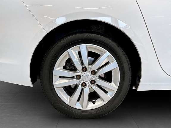 Peugeot 308 SW 14 of 15