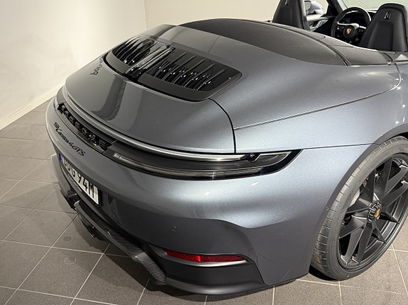 Porsche 911 Carrera 4 GTS 9 of 18