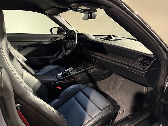 Porsche 911 Carrera 4 GTS 14 of 16