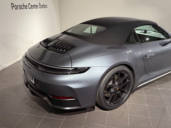 Porsche 911 Carrera 4 GTS 10 of 18