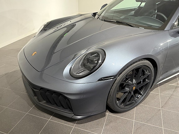 Porsche 911 Carrera 4 GTS 8 of 18